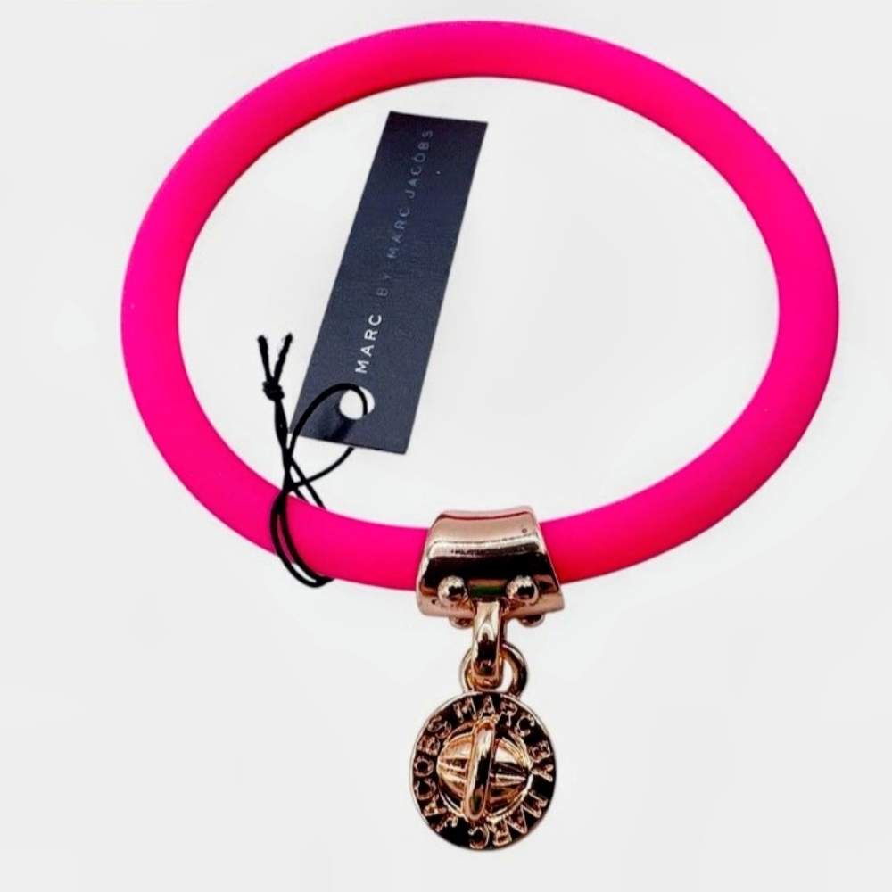 MARC BY MARC JACOBS SILICONE CHARM BRACELET "KNOCKOUT PINK" GOLD